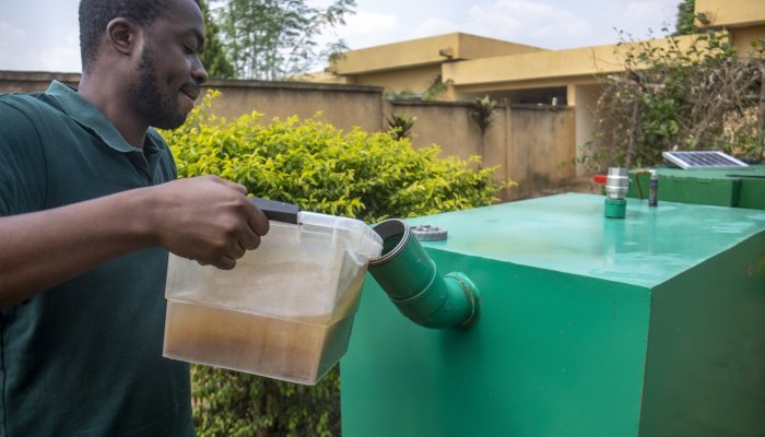 Ivorian entrepreneur, Noël N’guessan, demonstrates the use of his biowaste innovation, Kubeko. Photo: RAEngGGImagesThierryGouegnon